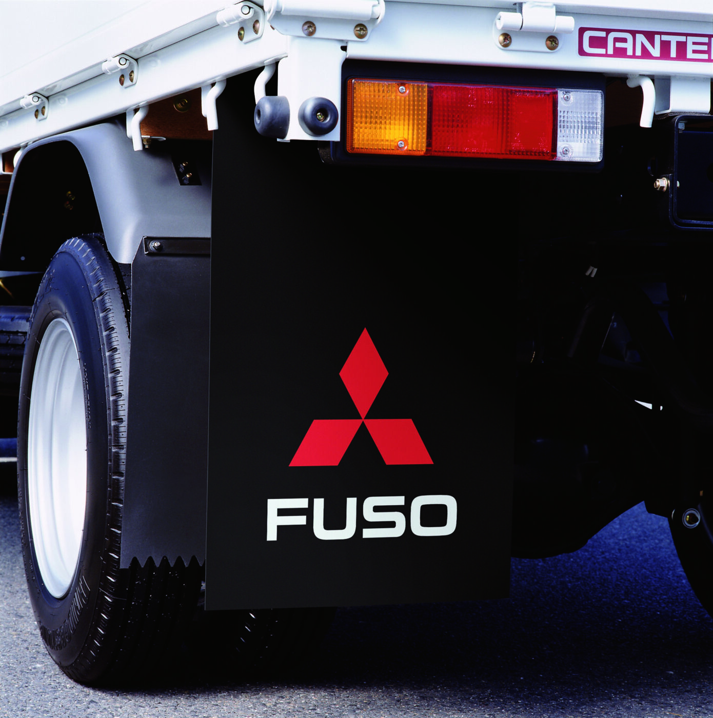 I deflettori FUSO proteggono il veicolo, i passeggeri, gli altri veicoli e i pedoni dal fango e dalla sporcizia sollevati dai pneumatici.