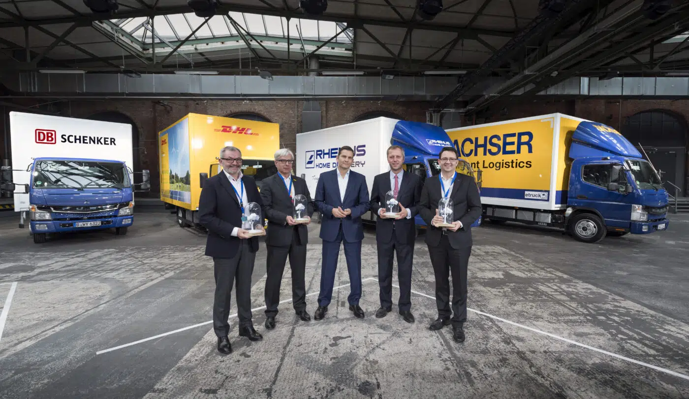 I primi FUSO eCanter a trazione puramente elettrica prodotti in serie che circolano in Europa sono ora in uso per i giganti della logistica DHL, DB Schenker, Rhenus e Dachser.