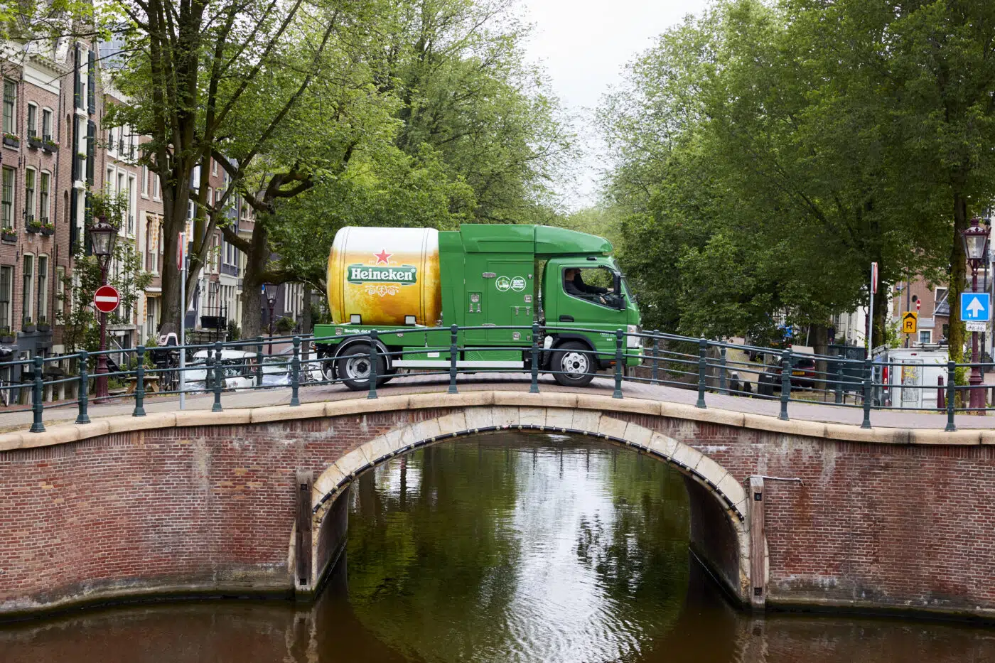 Un FUSO eCanter completamente elettrico con uno speciale cassone cisterna trasporta la birra Heineken ad Amsterdam senza emissioni e in modo silenzioso.