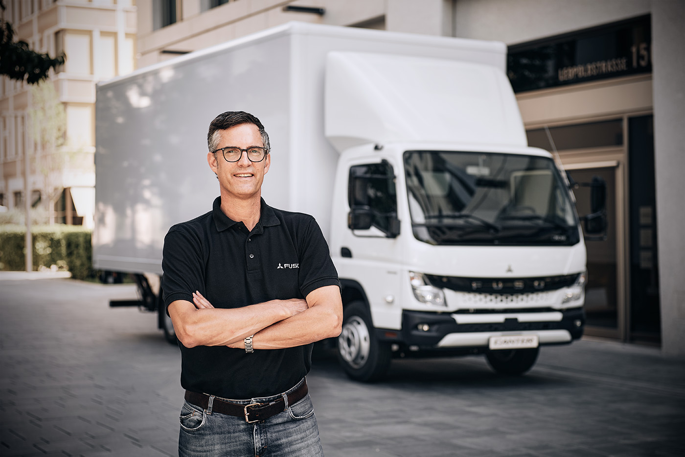 20 anni fa, il marchio e il Canter sono stati dotati di una nuova organizzazione di vendita in Germania come parte di Daimler Trucks: FUSO Europe. Erk Roennefarth, oggi responsabile del marketing e del product management europeo, è in azienda da allora e ne sa qualcosa di esotici, di lavoro pionieristico e di amore per il Canter.