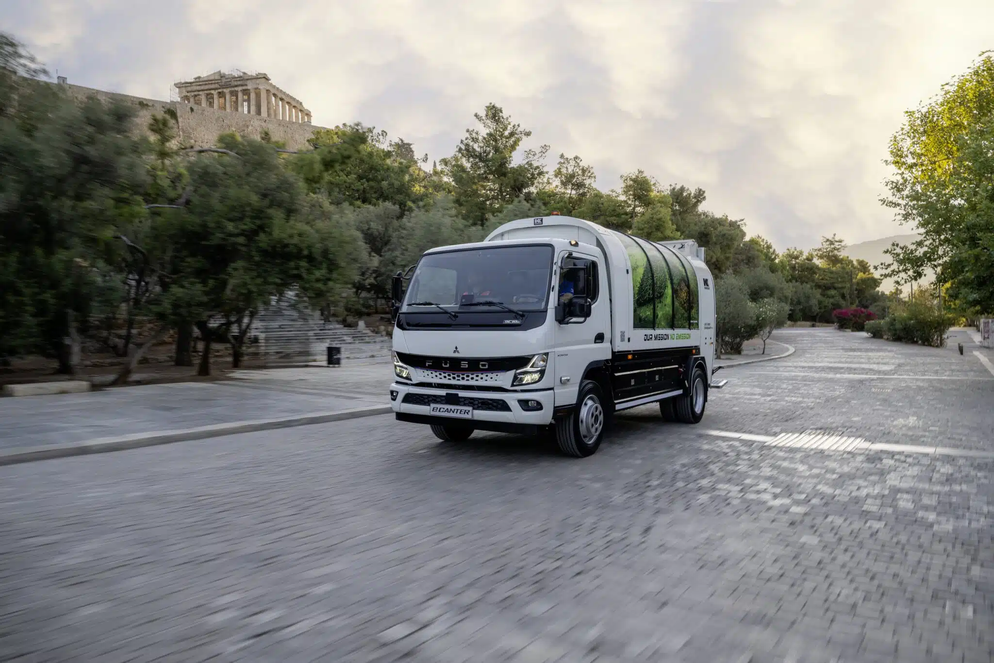 FUSO eCanter räumt auf: 89 batterieelektrische Lkw sammeln Abfall in Athen und ThessalonikiFUSO eCanter cleans up: 89 battery-electric trucks collect waste in Athens and Thessaloniki
