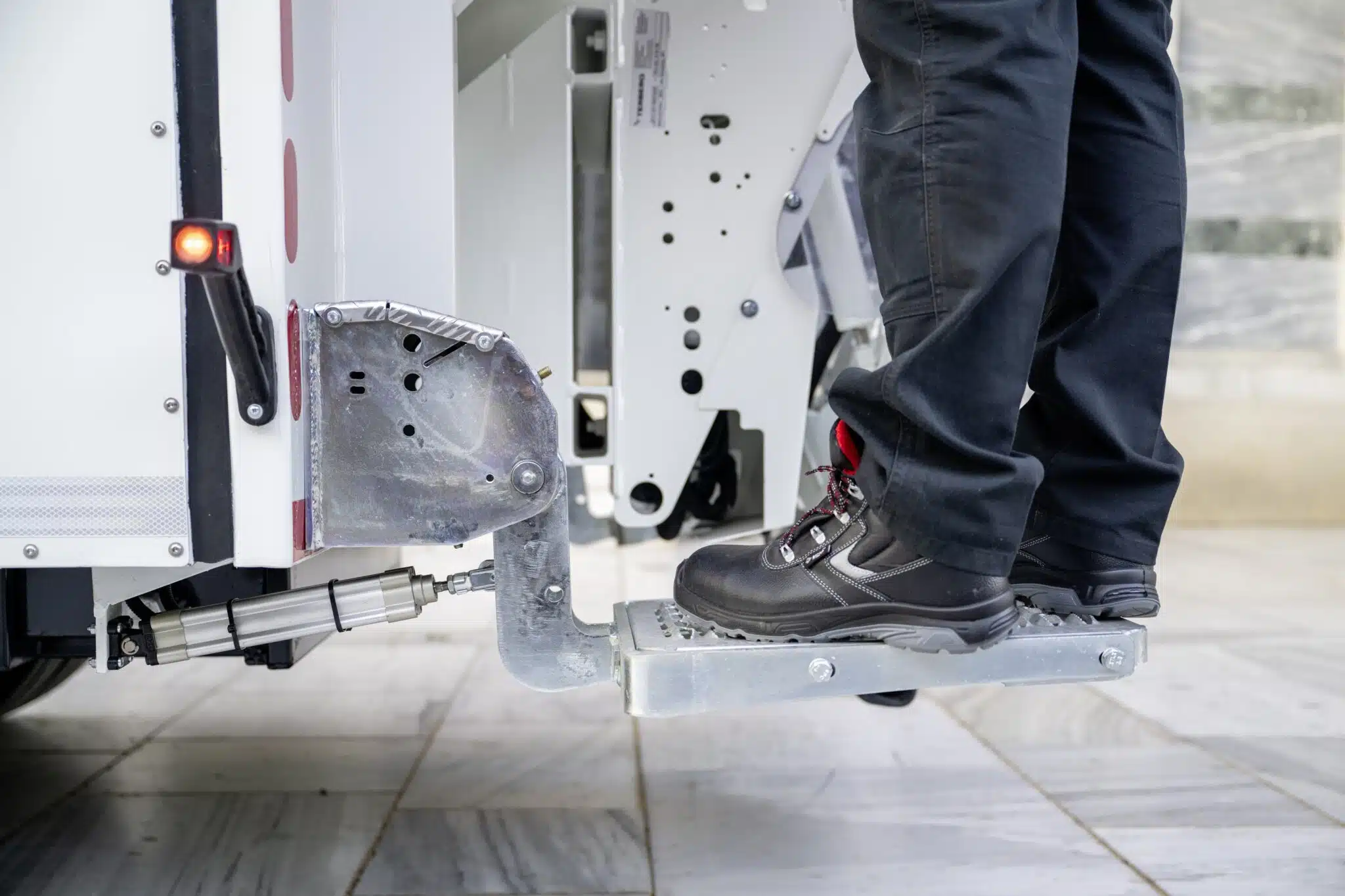 FUSO eCanter räumt auf: 89 batterieelektrische Lkw sammeln Abfall in Athen und ThessalonikiFUSO eCanter cleans up: 89 battery-electric trucks collect waste in Athens and Thessaloniki